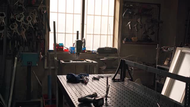 金属车间工作台上的焊枪和其他焊接设备视频下载