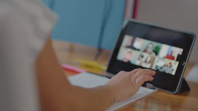 科罗拉多大学的一名年轻女子在她的数码平板电脑上与不同的专业人士视频聊天时轻触她的笔视频下载