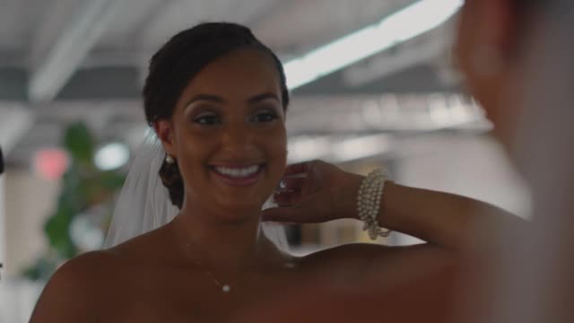 SLO MO CU华丽的新娘微笑，拥抱她的美丽在她的婚礼视频素材
