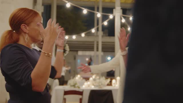 情绪化的新娘在她的婚礼上和她的母亲跳舞视频素材