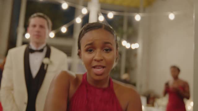 CU年轻女孩带着舞步来到婚宴的舞池视频素材