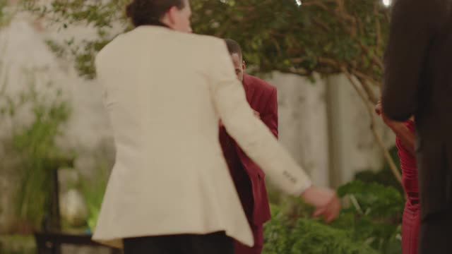朋友和家人在婚礼上跳舞视频下载