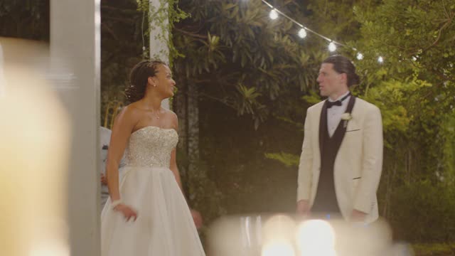 新娘和新郎在婚宴上与朋友和家人跳舞视频素材