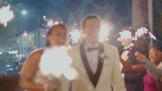 美丽的新娘和新郎走过一条火花隧道视频下载
