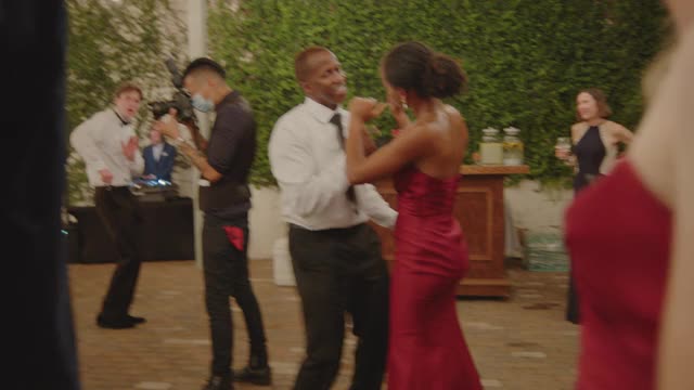 参加婚礼的客人们在舞池里尽情地跳舞视频素材
