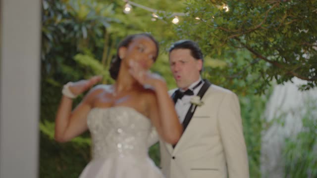 SLO MO新娘展示她的舞步，她的丈夫炒作她视频下载