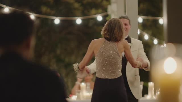 母亲非常高兴地和儿子跳舞庆祝他的结婚视频素材