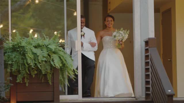 一位美丽新娘的父亲陪着他的女儿走上红毯，迎接她的未婚夫视频素材