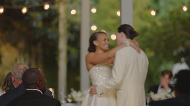 美丽的新娘和新郎在慢舞时凝视着对方的眼睛视频素材