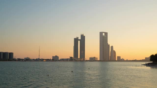 日落时分的阿布扎比天际线/阿布扎比，阿联酋视频下载