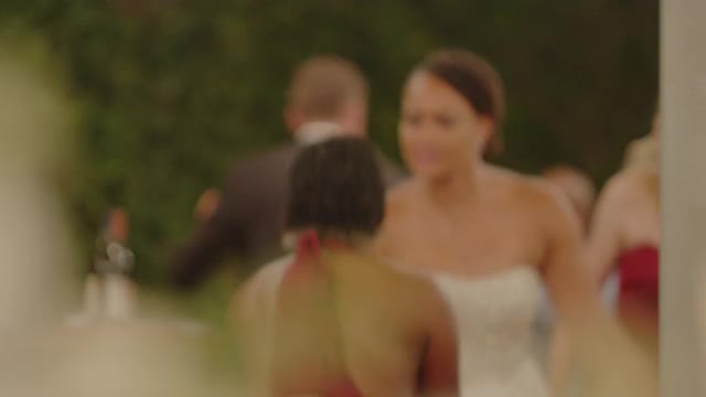 新娘和妹妹在婚宴上愉快地一起跳舞视频下载