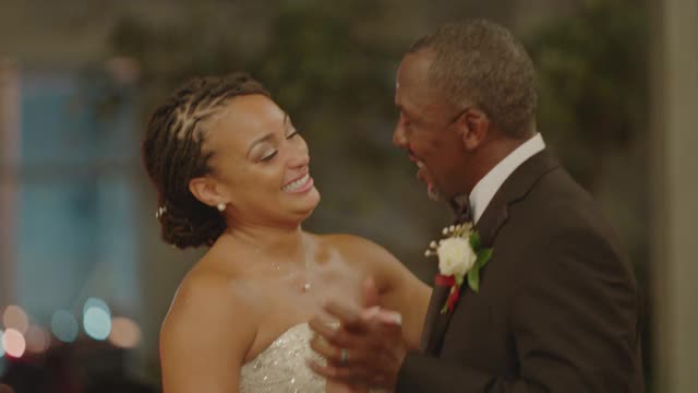 父亲和新娘分享父女共舞视频下载