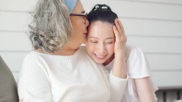 快乐的母亲拥抱年轻的女儿享受温柔的时刻视频素材