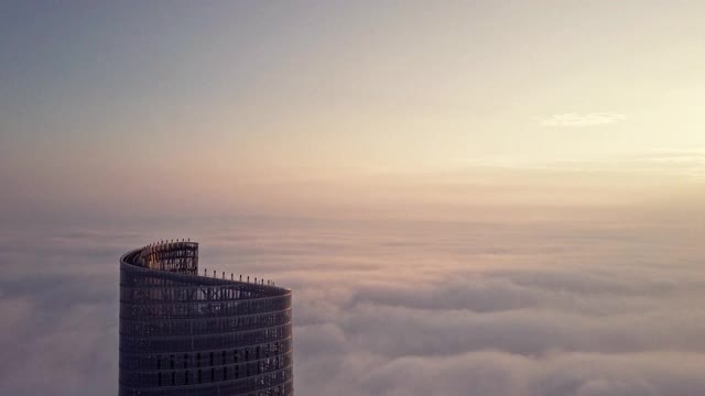 雾中的上海金融区鸟瞰图视频素材