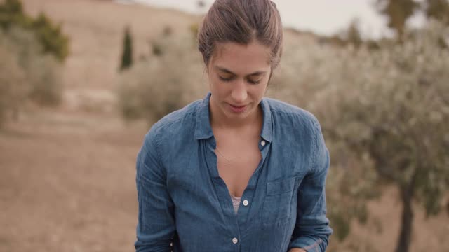 女橄榄农民在果园的肖像视频下载