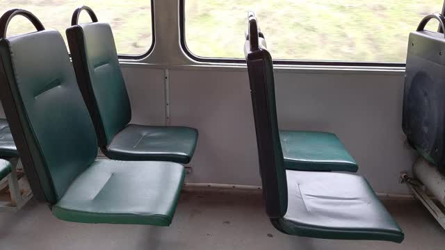 有轨电车里有许多绿色的空座位。公共交通畅通无人隔离视频下载