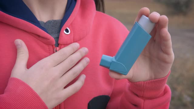 女孩哮喘呼吸。视频素材