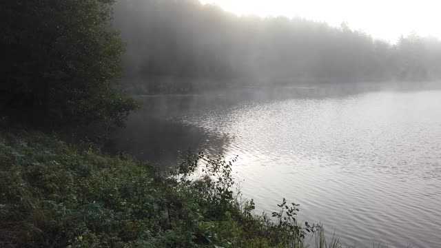 芬兰Imatra湖上雾蒙蒙的景色视频素材