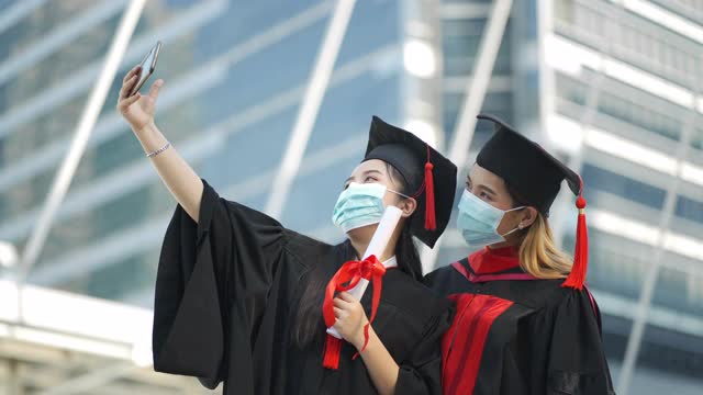 毕业生女学生戴着防护面具自拍视频素材