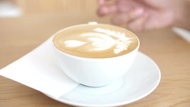在咖啡馆喝拿铁咖啡的女人视频素材