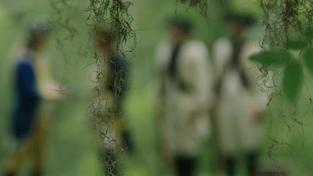 独立战争军官们在森林里开会的镜头视频下载
