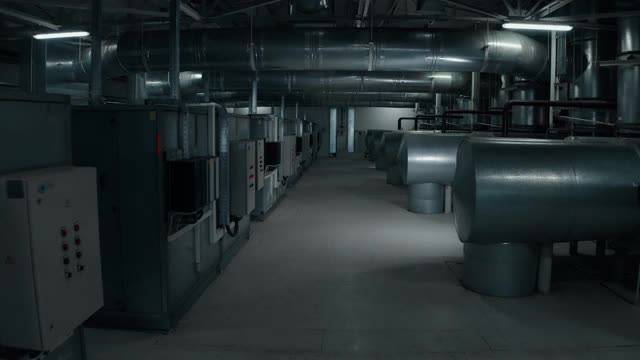 许多大型管道在工厂与控制系统视频下载