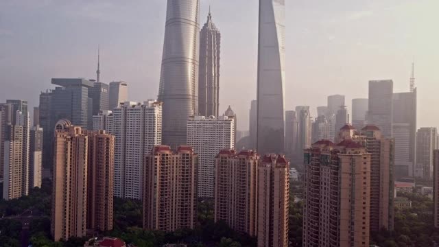 雾中的上海金融区鸟瞰图视频素材