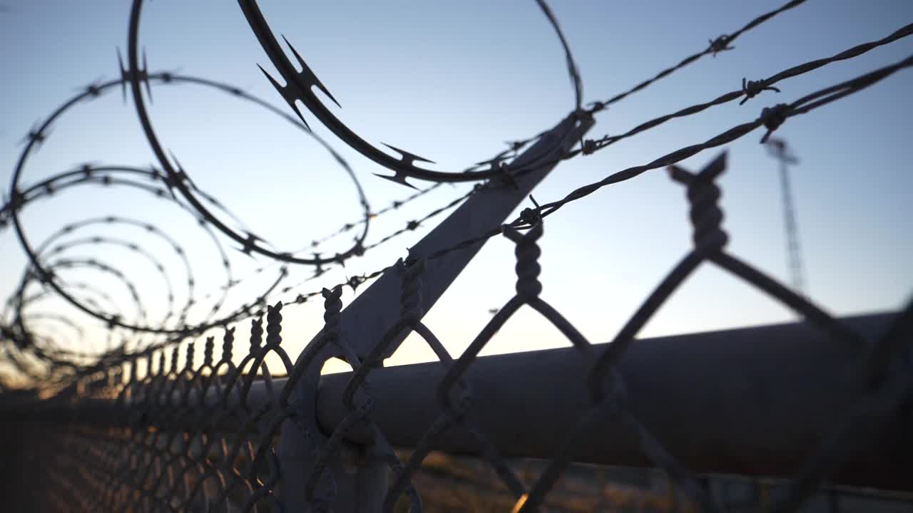 在美国的监狱和矫正设施中发现有带刺的铁丝围栏，大规模监禁视频下载