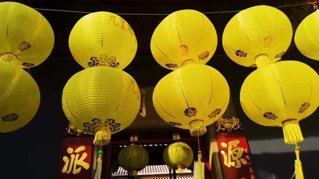 传统的黄色灯笼挂在中国寺庙的门前。视频素材