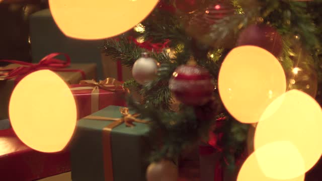 圣诞树周围的礼物视频素材
