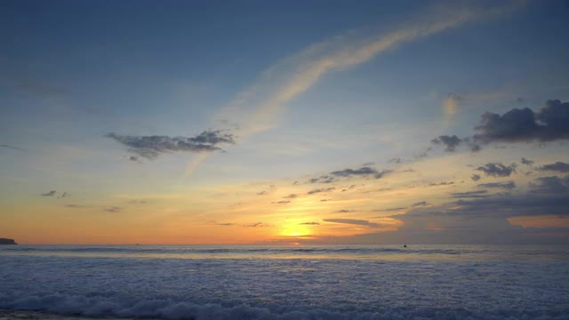 日落在海洋与休潮泡沫波浪和深蓝色的水下生动的黄色天空与云视频下载
