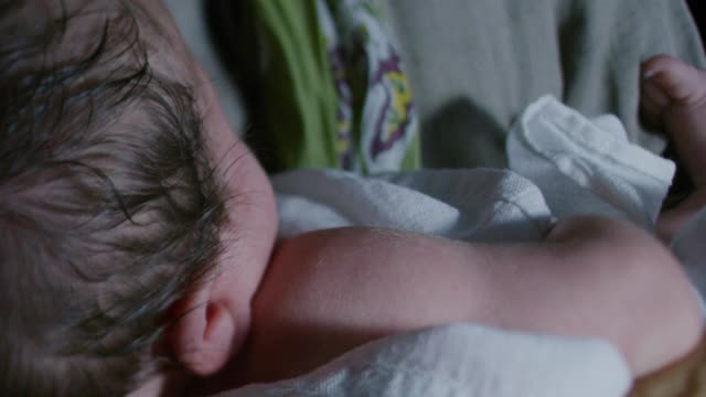 一个妇女抱着的新生儿的特写镜头视频下载