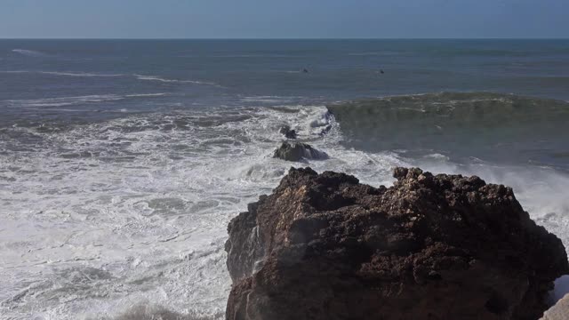 巨浪拍打着海岸线上的岩石视频素材