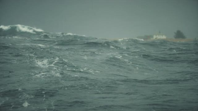 波涛汹涌的海面上的船只:海浪撞击、冲浪和溅水视频素材
