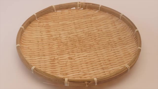 健康的糙米丰盛地倒在竹制的盘子里视频下载