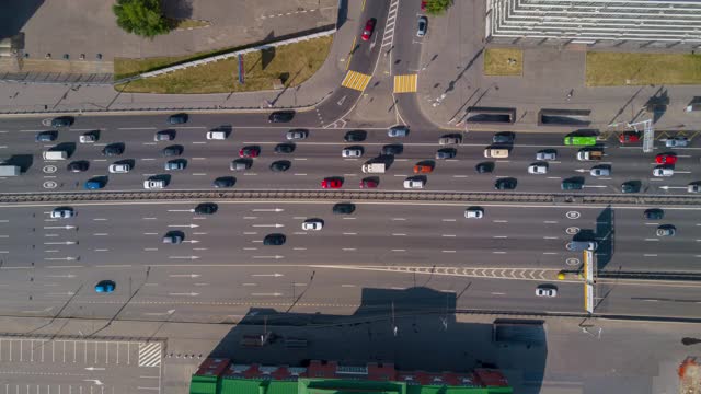 莫斯科晴天交通街道十字路口空中下降4k超时间推移全景俄罗斯视频素材