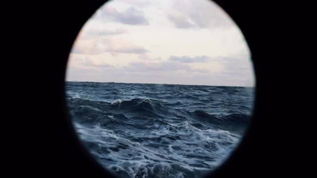 在波涛汹涌的海面上，从一艘船的舷窗里视频下载