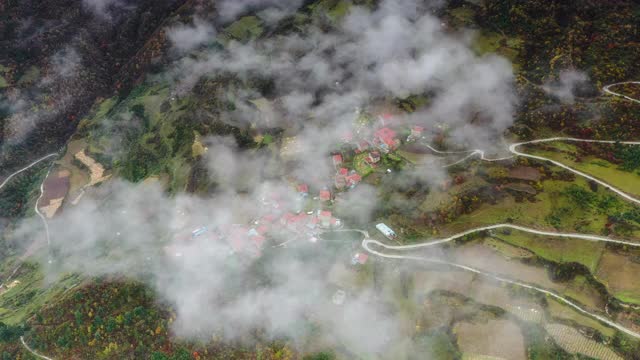 峡谷中的小镇笼罩在云雾之中视频素材
