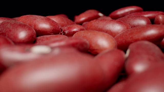 MACRO:干红豆颗粒。健康食品。黑色背景。多莉运动。视频下载