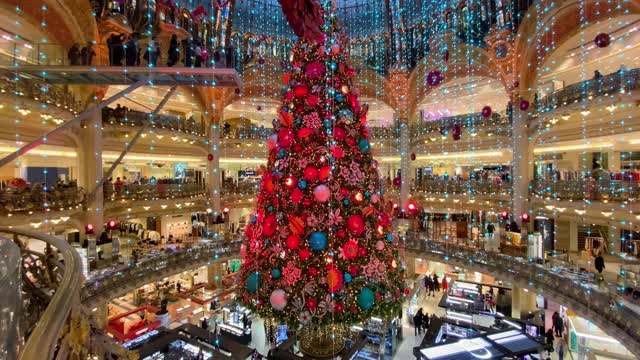购物中心里一棵美丽闪亮的圣诞树视频素材