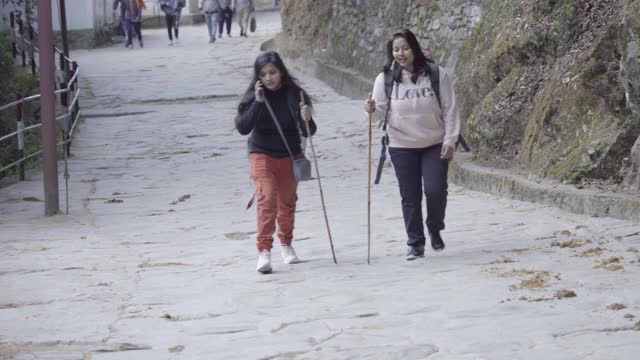 印度女孩在北阿坎德邦凯达尔纳特神庙徒步旅行，享受视频下载