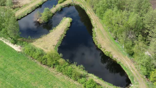 鸟瞰图蜿蜒的二级澄清在末端的一个村庄污水处理厂在德国视频下载