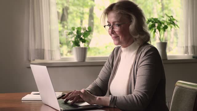 女人用笔记本电脑查看电子邮件，读到令人难以置信的新闻感到欣喜若狂视频素材