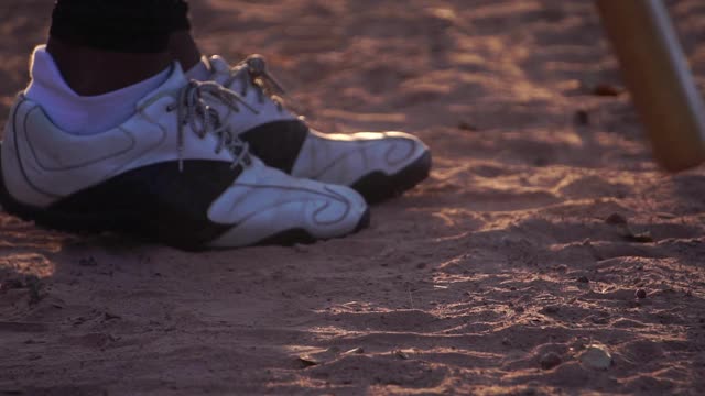 一只接近地面的垒球鞋视频素材