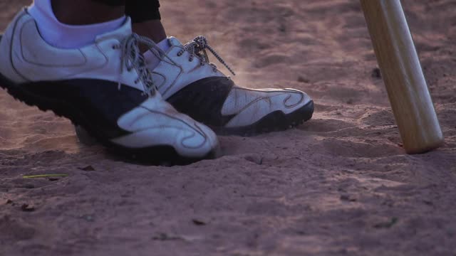 棒球鞋处理球场表面的特写视频下载