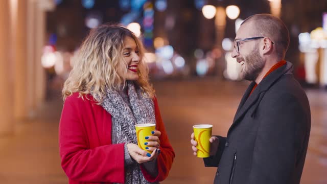 年轻夫妇微笑着在冬夜漫步视频素材