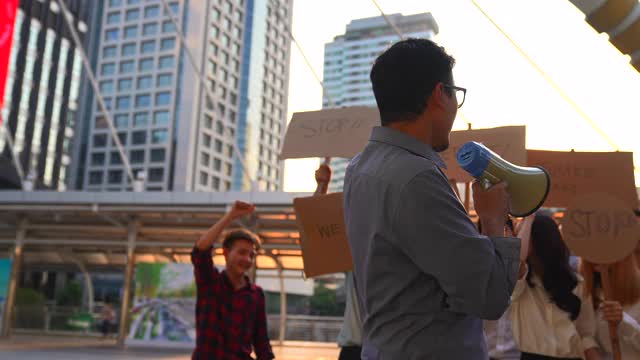 工人们在抗议，要求得到什么领导人在前面举着扩音器。视频素材