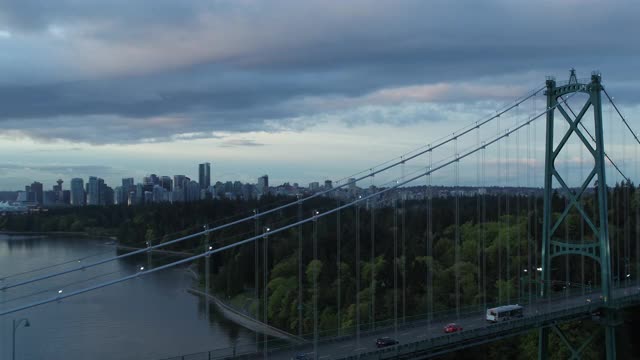 日出前，无人机在狮门桥上空飞行视频素材