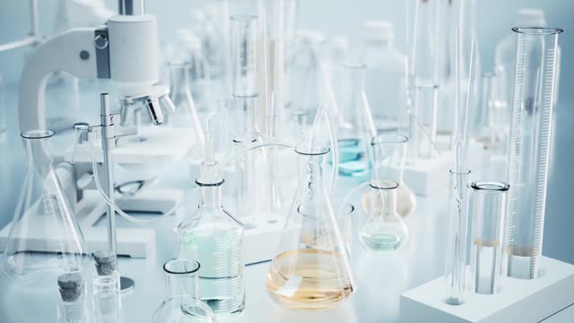 实验室用于科学或化学实验的玻璃器皿设备视频素材