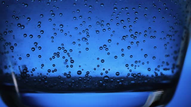 蓝色背景上的波光粼粼的水，抽象的泡泡背景视频素材